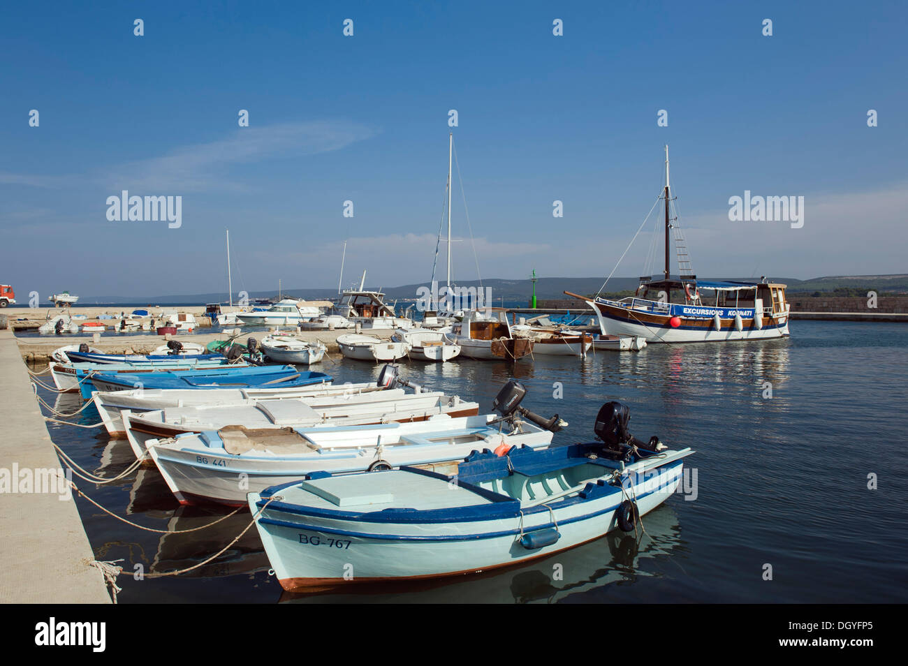 Bateaux de pêche dans le port de l'île de Pasman, Pasman, Mer Adriatique, Zadar, Dalmatie, Croatie, Europe Banque D'Images