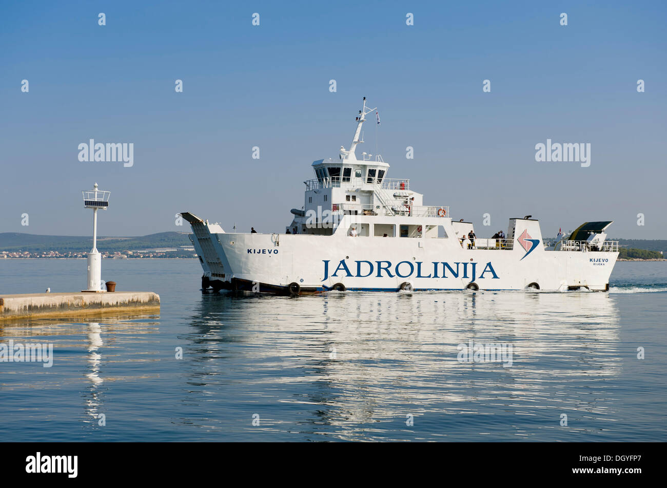 Car-ferry dans le port de l'île de Pasman Tkon,, Mer Adriatique, Zadar, Dalmatie, Croatie, Europe Banque D'Images