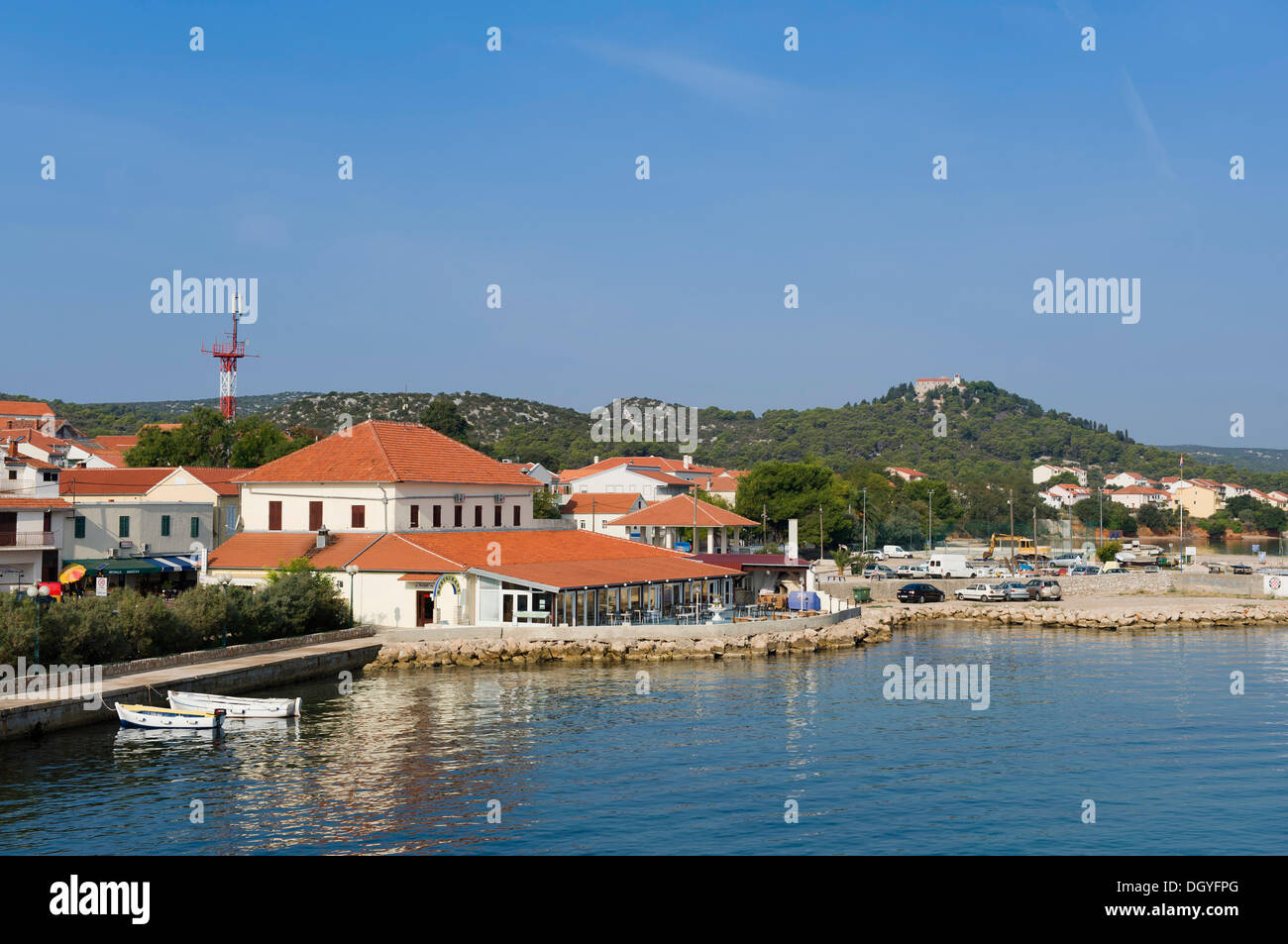Ville et port de l'île de Pasman Tkon,, Mer Adriatique, Zadar, Dalmatie, Croatie, Europe Banque D'Images