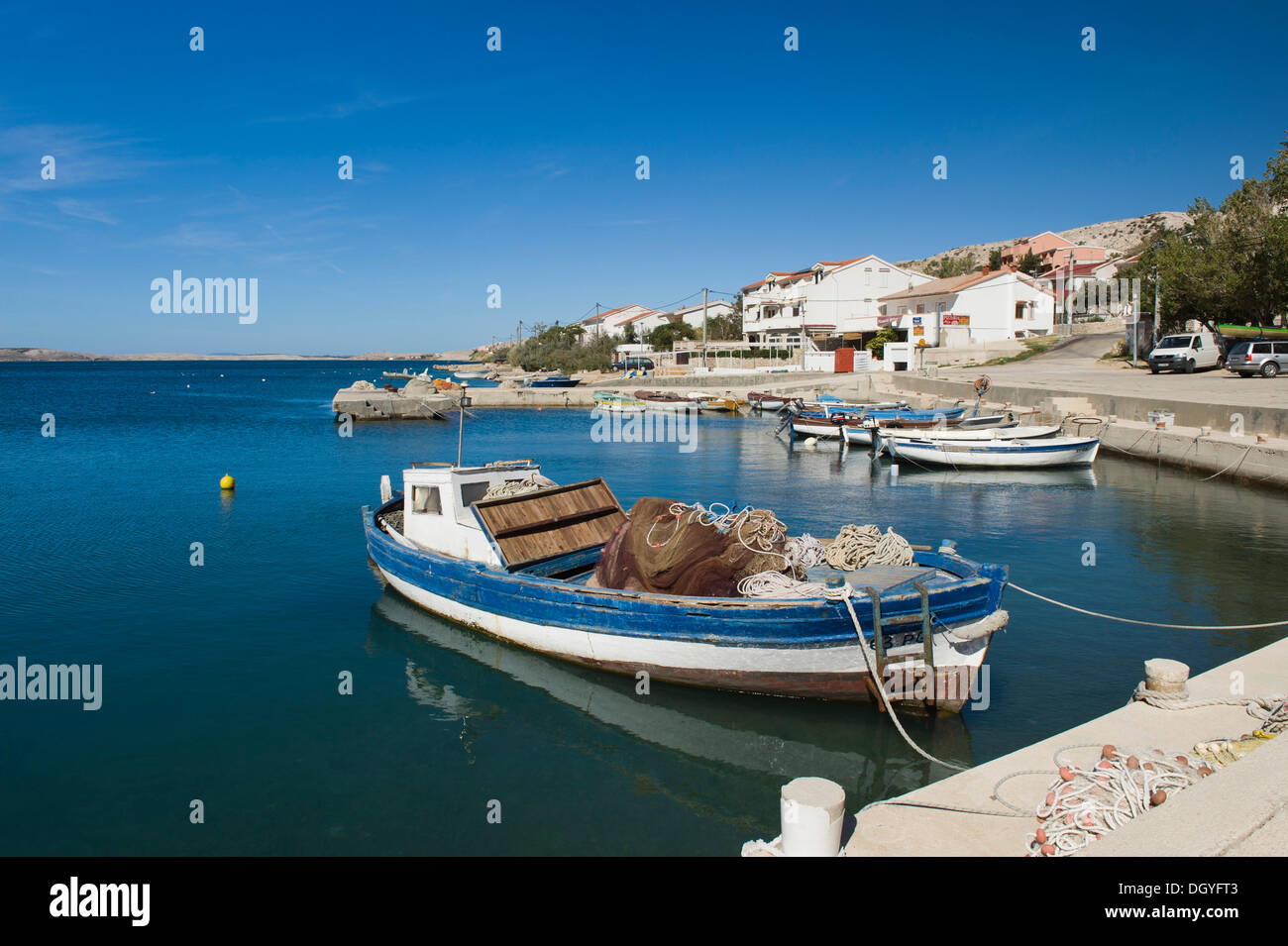 Bateaux de pêche dans le port de Petrcane, l''île de Pag, Mer Adriatique, le golfe de Kvarner, Croatie, Europe Banque D'Images