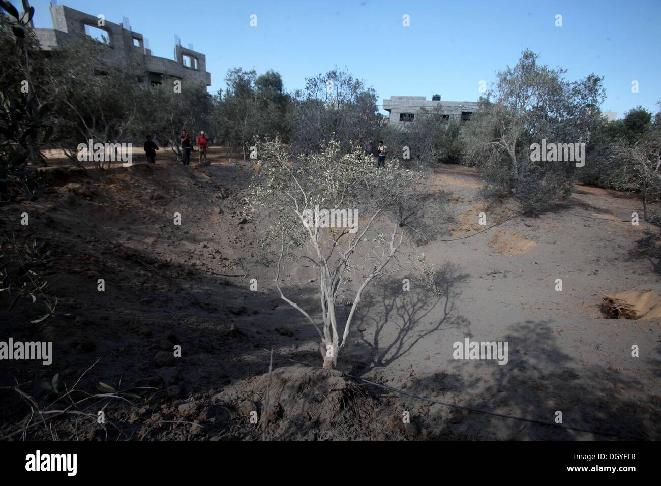 La ville de Gaza, bande de Gaza, territoire palestinien, . 28 Oct, 2013. Inspecter les Palestiniens la scène d'une frappe aérienne israélienne dans le nord de la bande de Gaza le 28 octobre 2013. Les Palestiniens de la bande de Gaza ont tiré deux missiles sur une ville portuaire sud d'Israël le lundi d'Israël et l'Interceptor Iron Dome abattu l'un tandis que l'autre est tombé dans la mer, un porte-parole militaire a déclaré. En quelques heures, l'armée de l'air d'Israël a bombardé ce qu'un porte-parole militaire décrit comme ''deux lance-tubes de lancement'' dans le nord de Gaza. Il n'y a pas eu de pertes de droits : Ashraf Amra/APA Images/ZUMAPRESS.com/Alamy Live News Banque D'Images