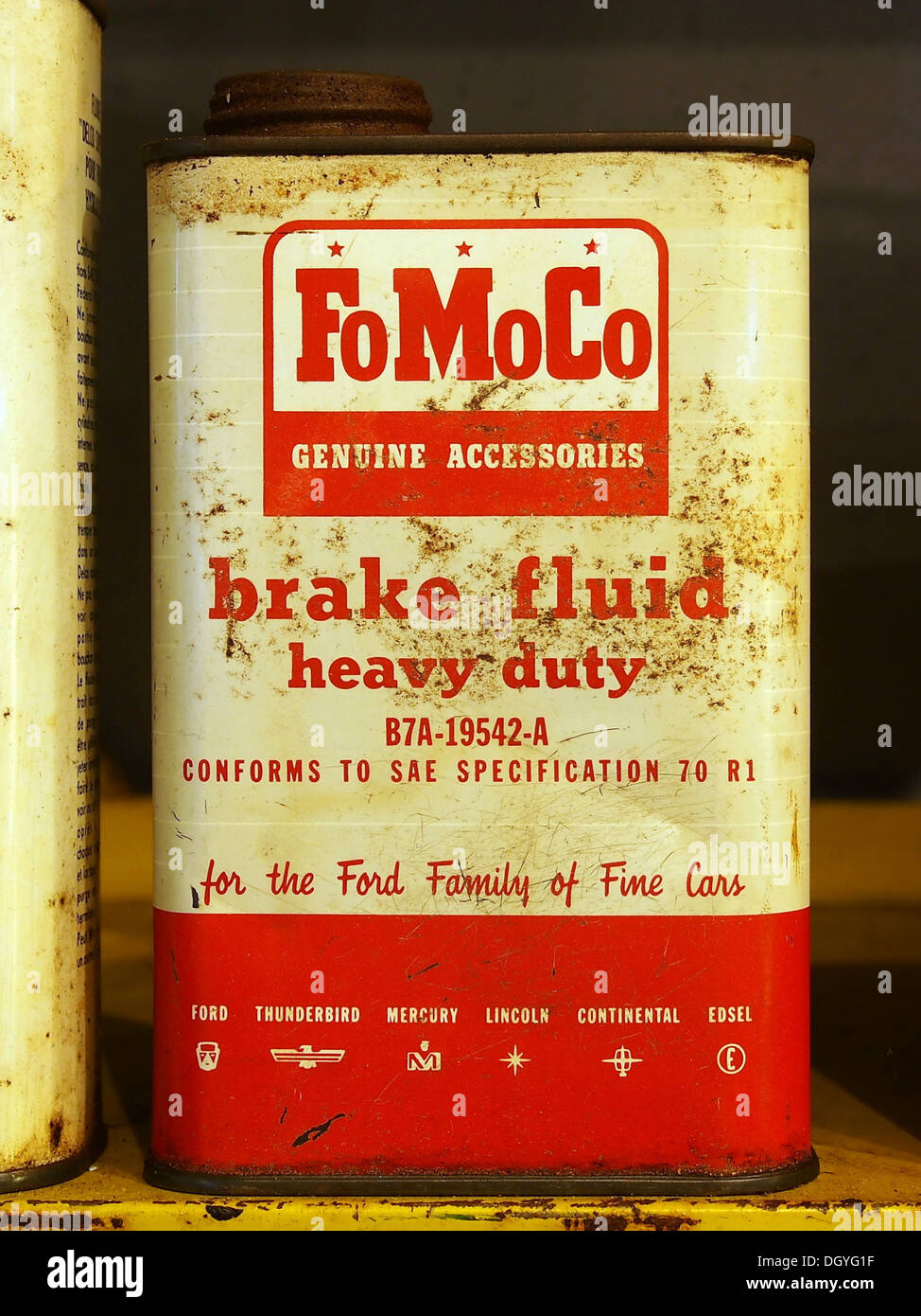 Le liquide de frein FoMoCo est un produit utilisé dans les systèmes de freinage automobile, offrant des performances et une fiabilité élevées. Ce produit fait partie de la gamme de liquides pour véhicules de la marque FoMoCo, essentiels pour maintenir la fonctionnalité du système de freinage. Banque D'Images