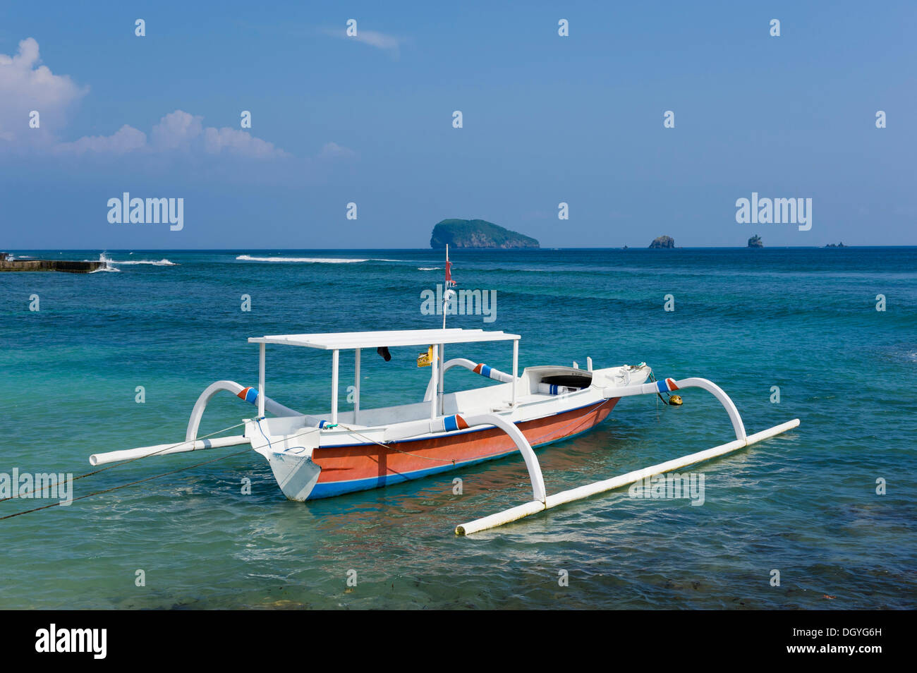 Bateau de pêche sur la plage de Candi Dasa, Candi Dasa, Bali, Indonésie Banque D'Images