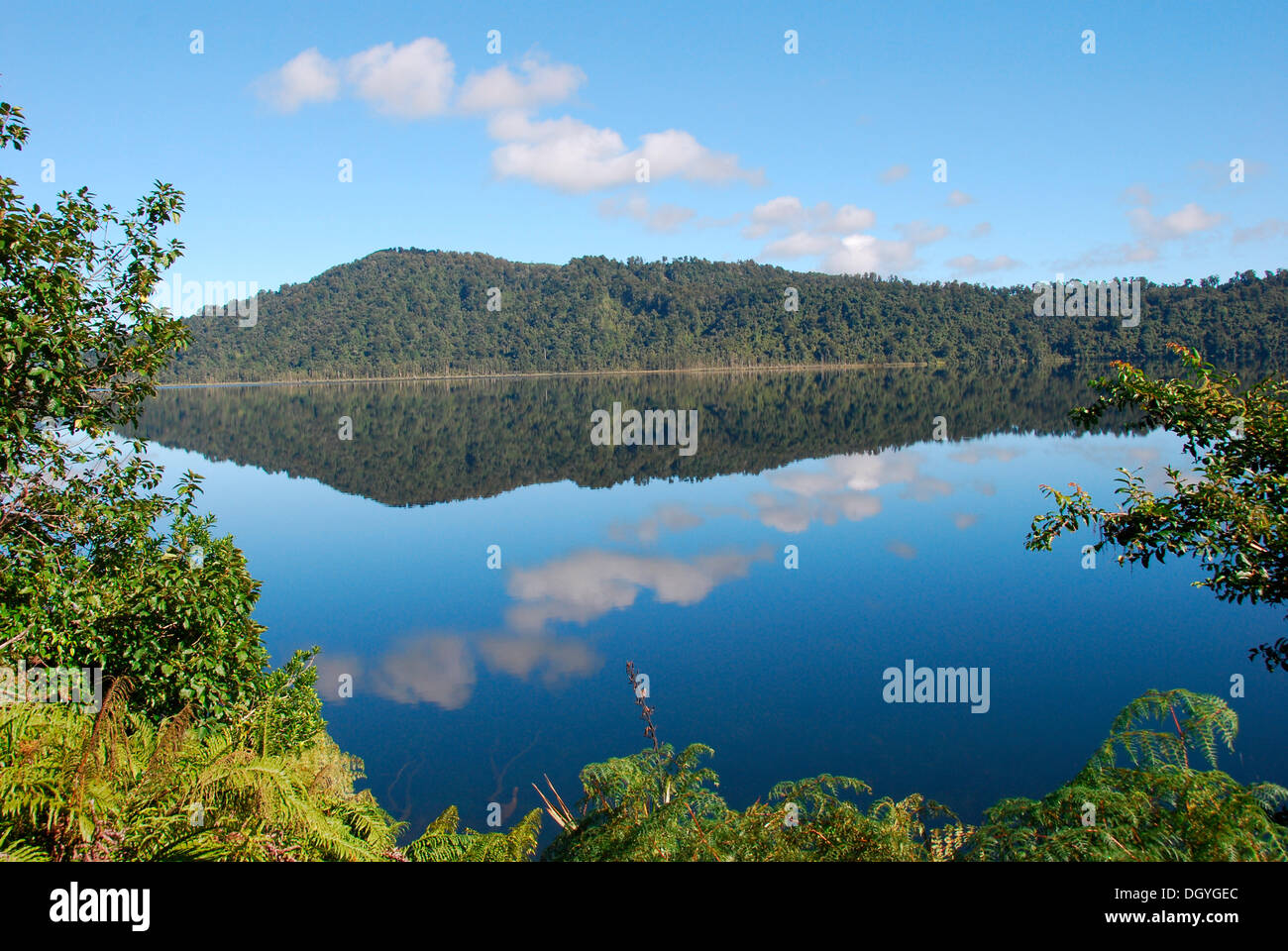 Ciel et montagnes reflétée dans un lac, côte ouest, île du Sud, Nouvelle-Zélande Banque D'Images