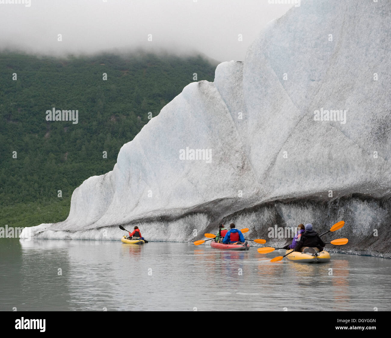 Cinq kayakistes à pagayer à Valdez Glacier, Alaska, USA Banque D'Images