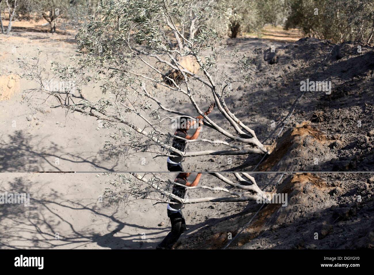 28 octobre 2013 - Les policiers palestiniens fidèles au Hamas inspecter les lieux d'une frappe aérienne israélienne dans le nord de la bande de Gaza le 28 octobre 2013. Les Palestiniens de la bande de Gaza ont tiré deux missiles sur une ville portuaire sud d'Israël le lundi d'Israël et l'Interceptor Iron Dome abattu l'un tandis que l'autre est tombé dans la mer, un porte-parole militaire a déclaré. En quelques heures, l'armée de l'air d'Israël a bombardé ce qu'un porte-parole militaire décrit comme ''deux lance-tubes de lancement'' dans le nord de Gaza. Il n'y a pas eu de victimes. Photo : Majdi Fathi/NurPhoto (crédit Image : © Majdi Fathi/NurPhoto/ZUMAPRESS.com) Banque D'Images