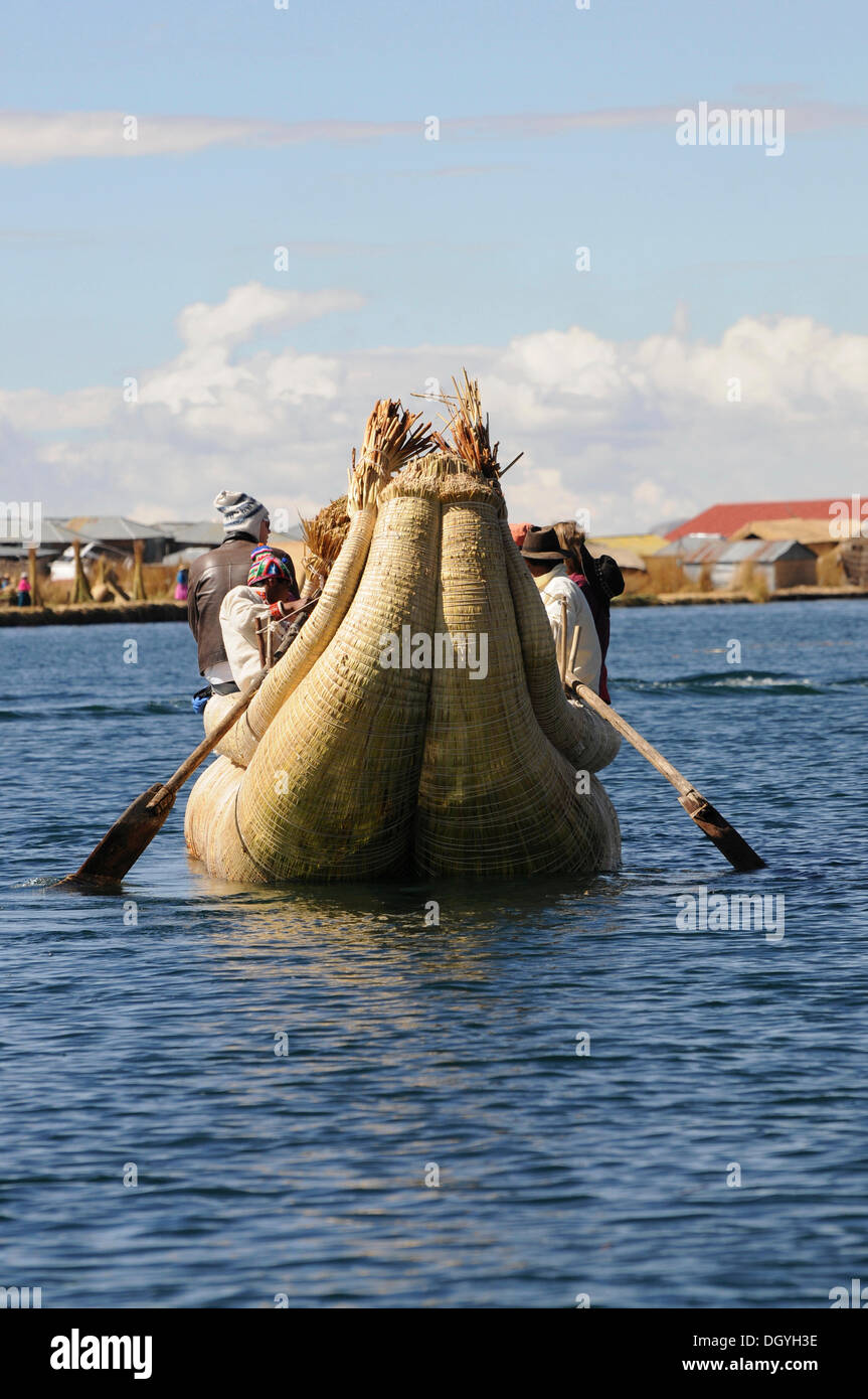 Reed, bateau uros, île flottante, le lac Titicaca, le Pérou, Amérique du Sud, Amérique latine Banque D'Images