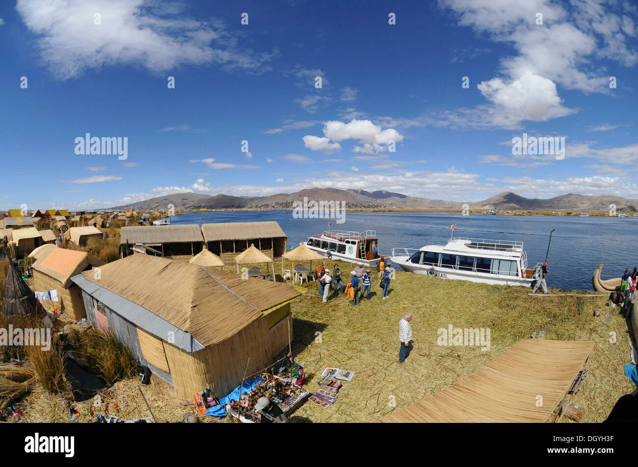 Uros, île flottante, le lac Titicaca, le Pérou, Amérique du Sud, Amérique latine Banque D'Images