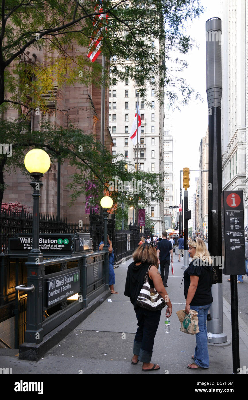 En face de l'église Trinity, Broadway, le quartier financier, la ville de New York, en Amérique du Nord, Etats-Unis Banque D'Images