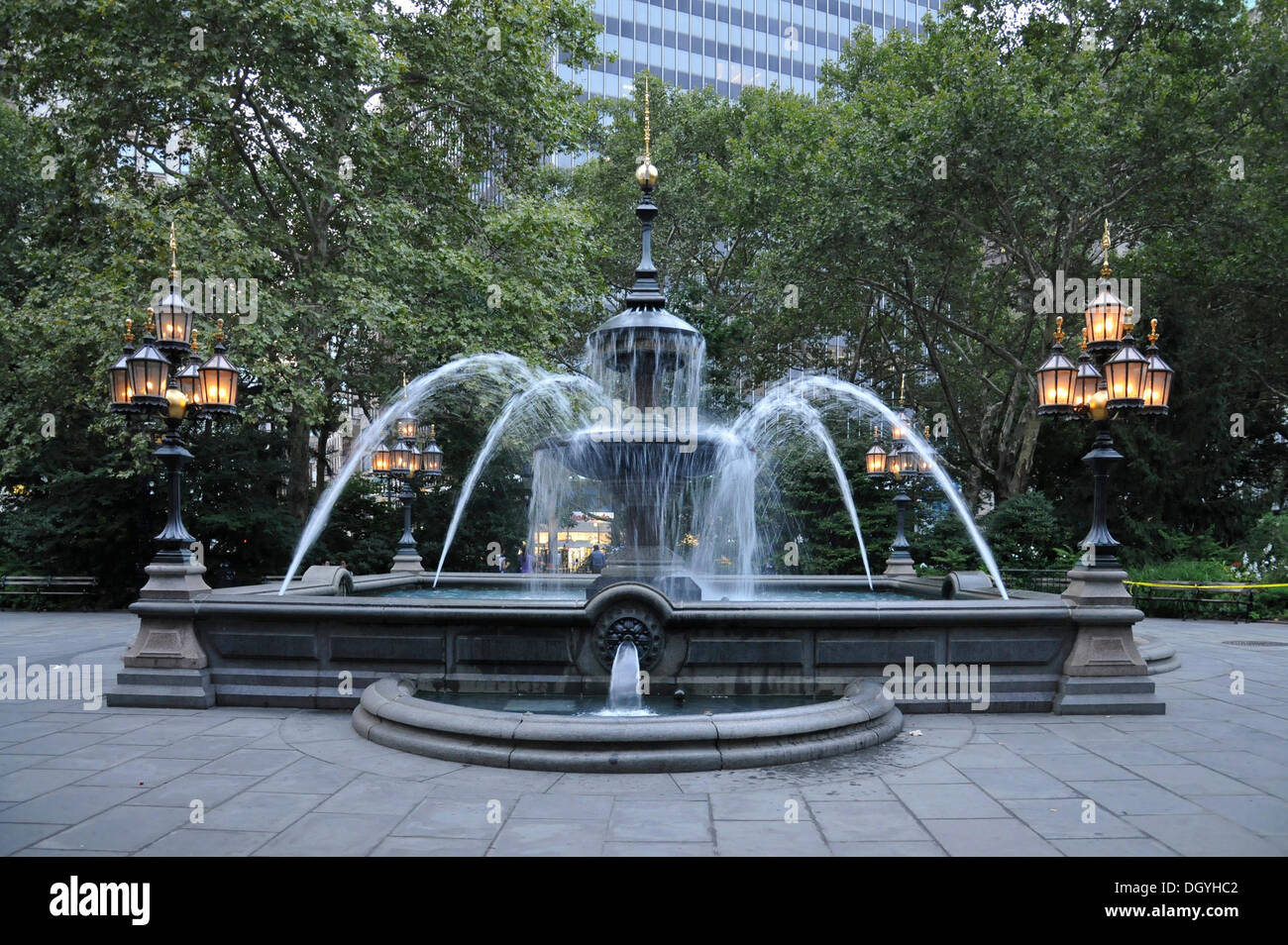 Fontaine dans le parc de l'hôtel de ville au crépuscule, financial district, new york city, New York, USA, États-Unis d'Amérique, Amérique du Nord Banque D'Images