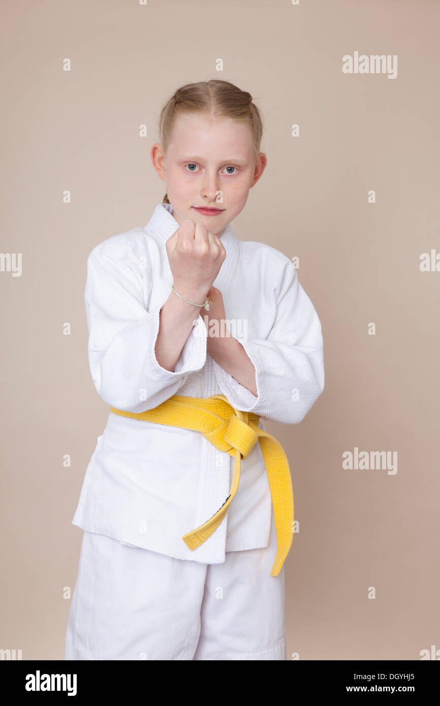 Une jeune fille dans une position de combat d'arts martiaux Banque D'Images