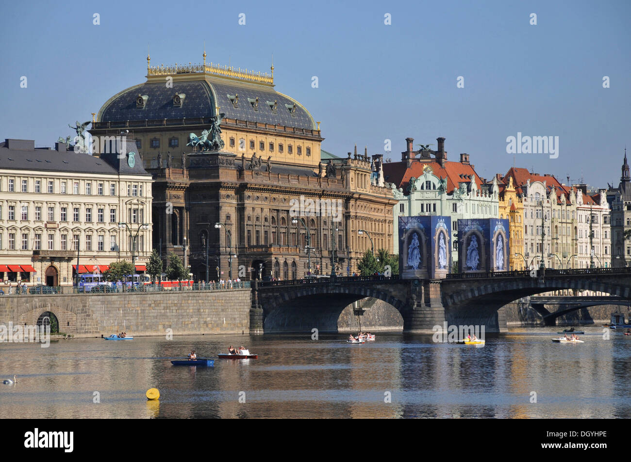 Théâtre national narodni divadlo, légion, pont, vieille ville, Prague, République tchèque, Europe Banque D'Images