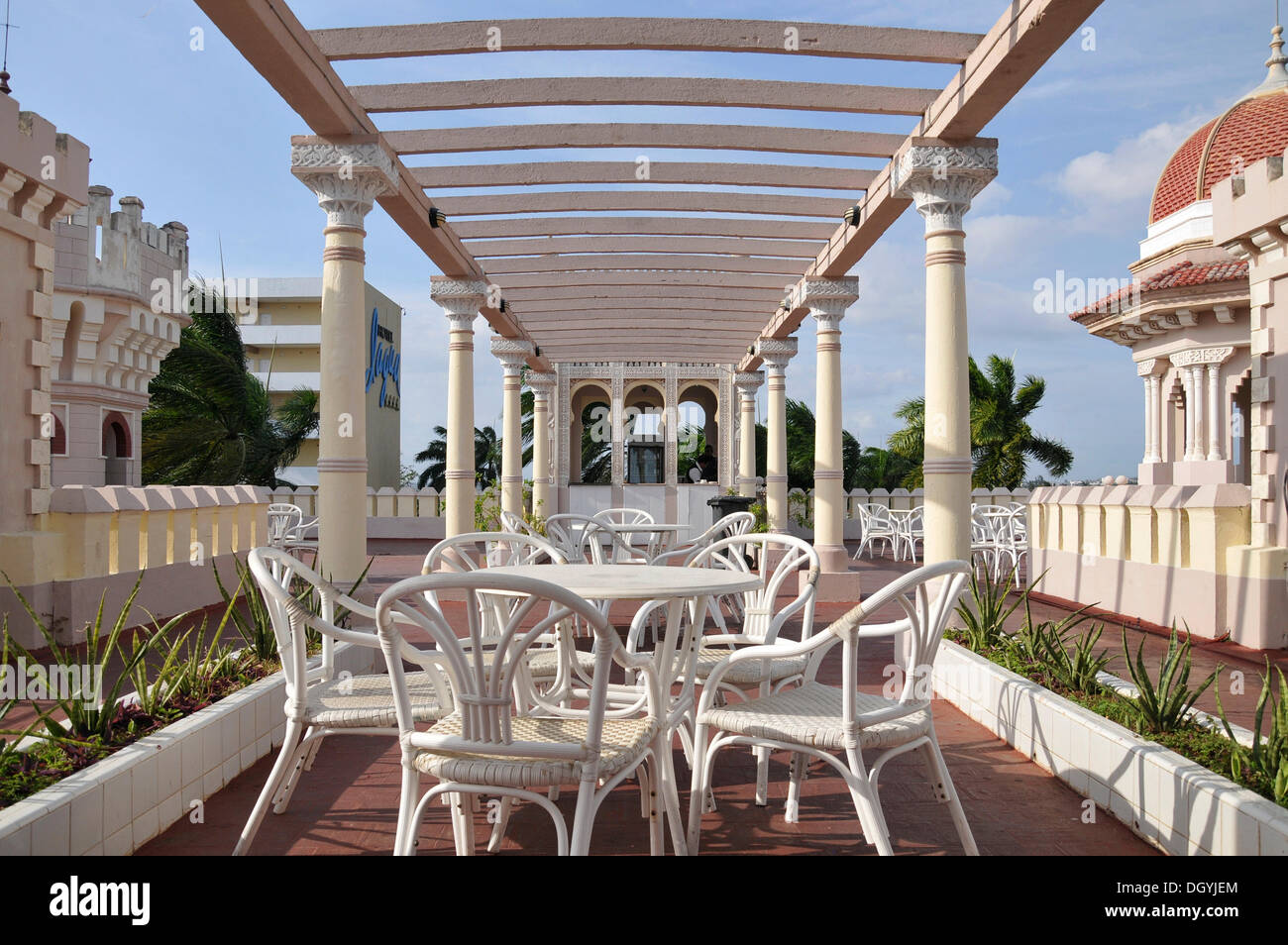 Terrasse de l'hôtel Palacio del Valle, Punta Gorda peninsula, Cienfuegos, Cuba, Caraïbes, Amérique centrale Banque D'Images