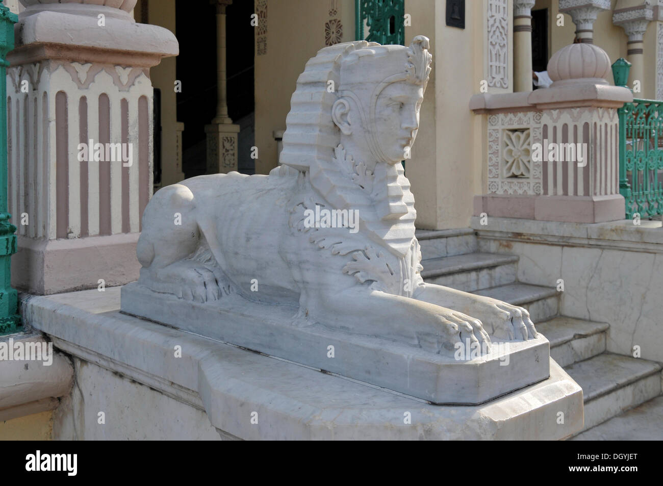 Sphinx, zone d'entrée, Palacio del Valle, Punta Gorda peninsula, Cienfuegos, Cuba, Caraïbes, Amérique centrale Banque D'Images