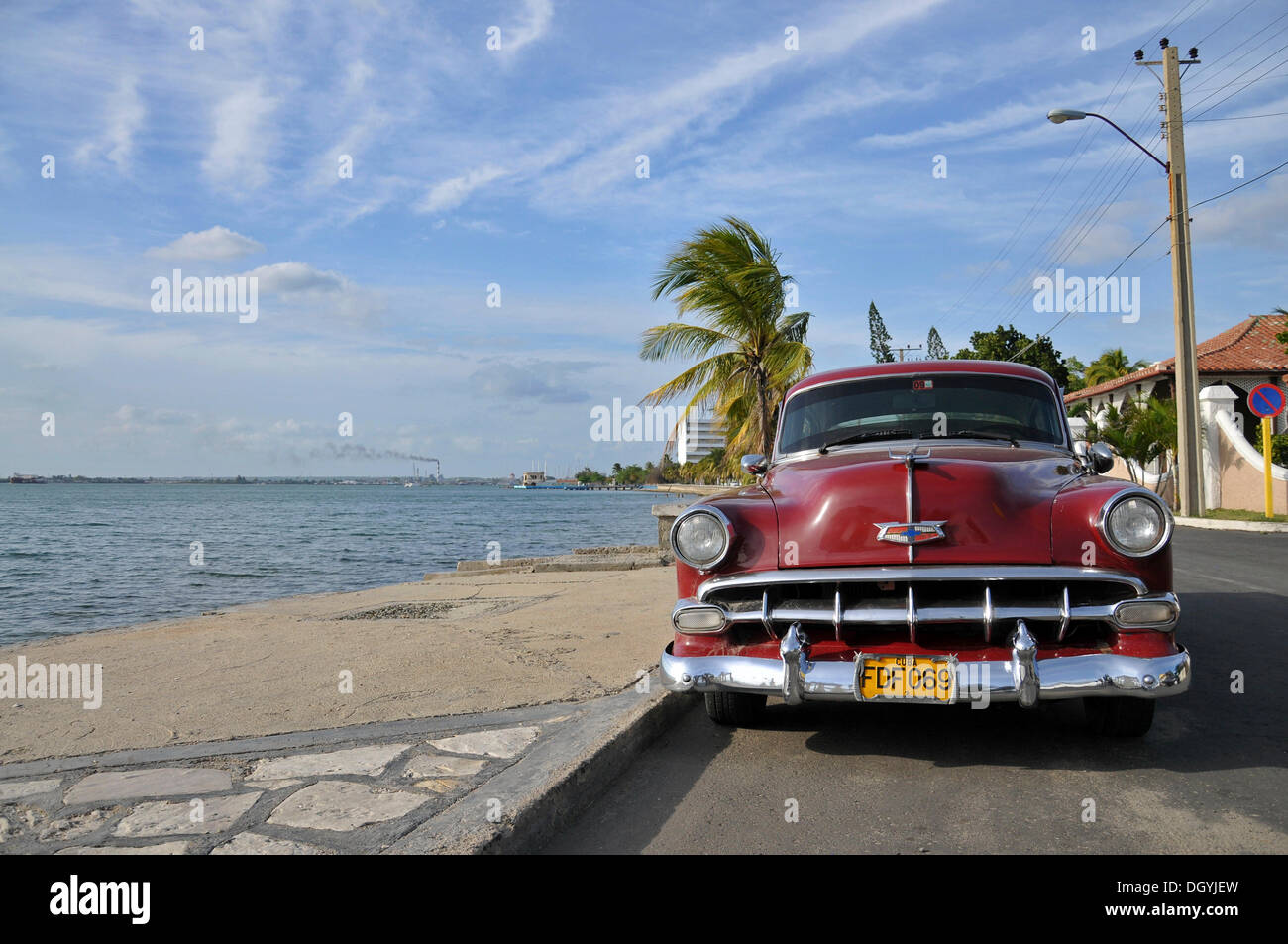 Voiture d'époque, la péninsule de Punta Gorda, Cienfuegos, Cuba, Caraïbes, Amérique Centrale Banque D'Images