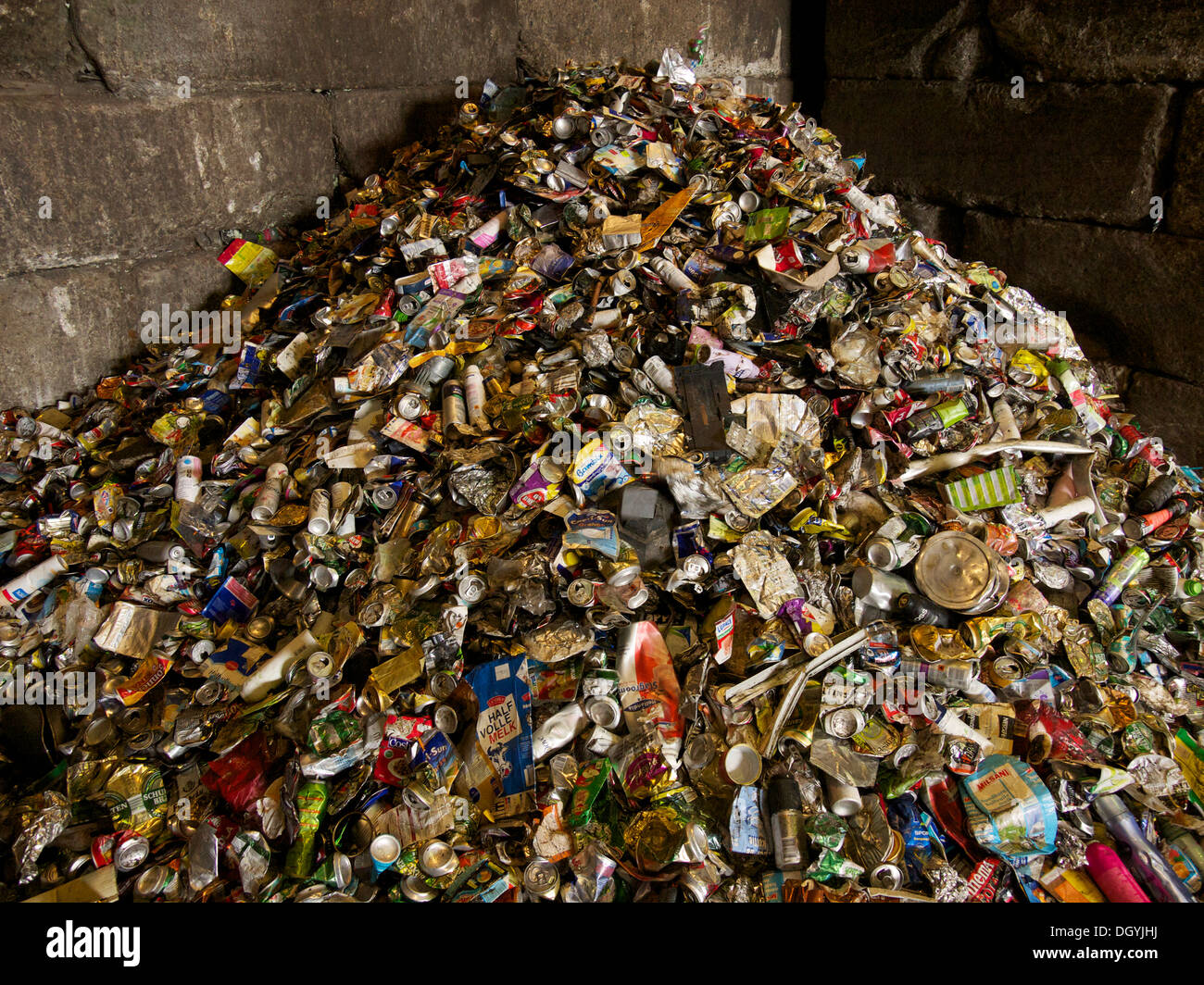 Tas de matière métallique, principalement de l'emballage, après avoir été séparés des déchets ménagers ordinaires. Banque D'Images