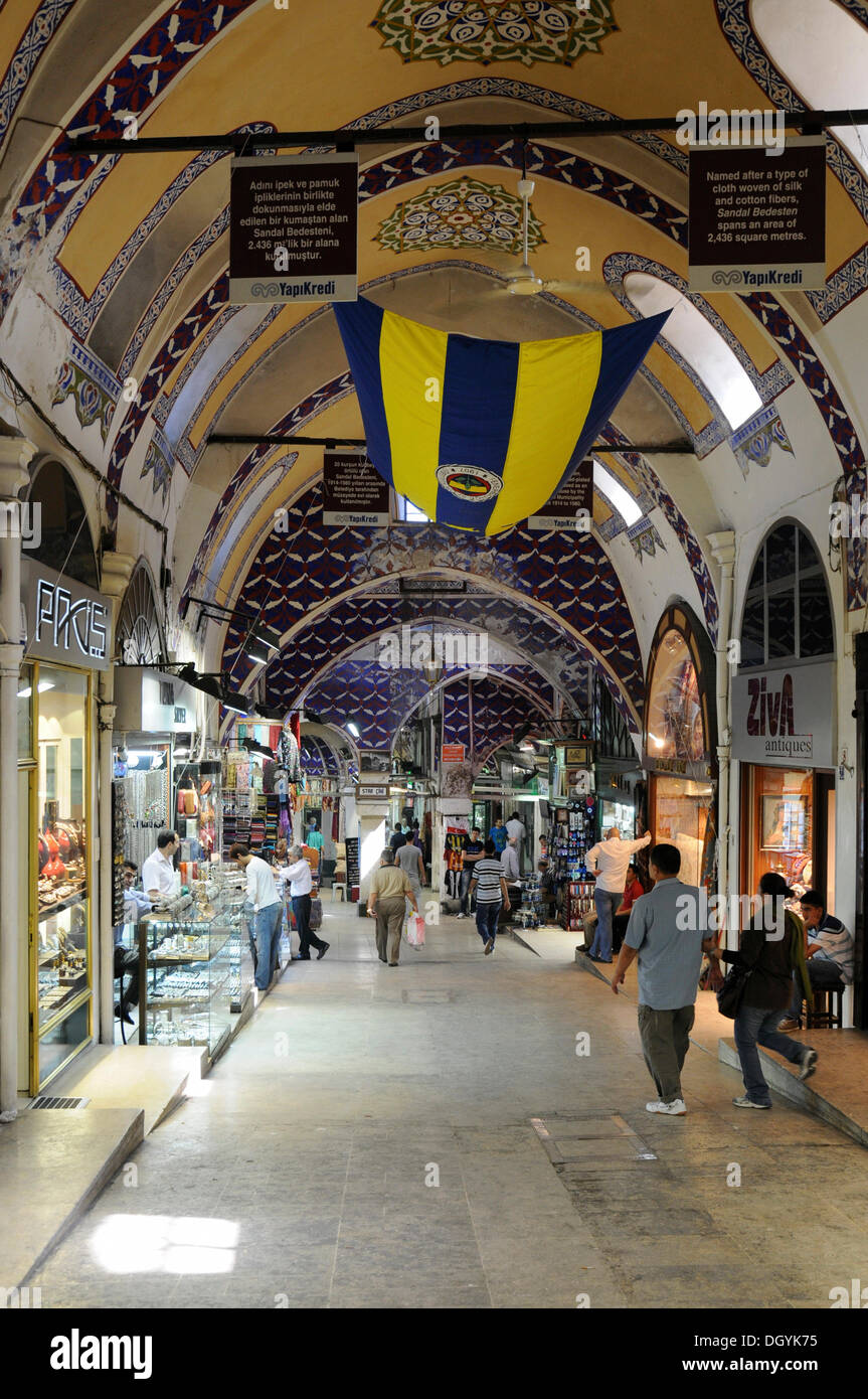 Vue de l'intérieur, la partie couverte du grand bazar, Kapali Carsi, vieille ville, Istanbul, Turquie, Europe Banque D'Images