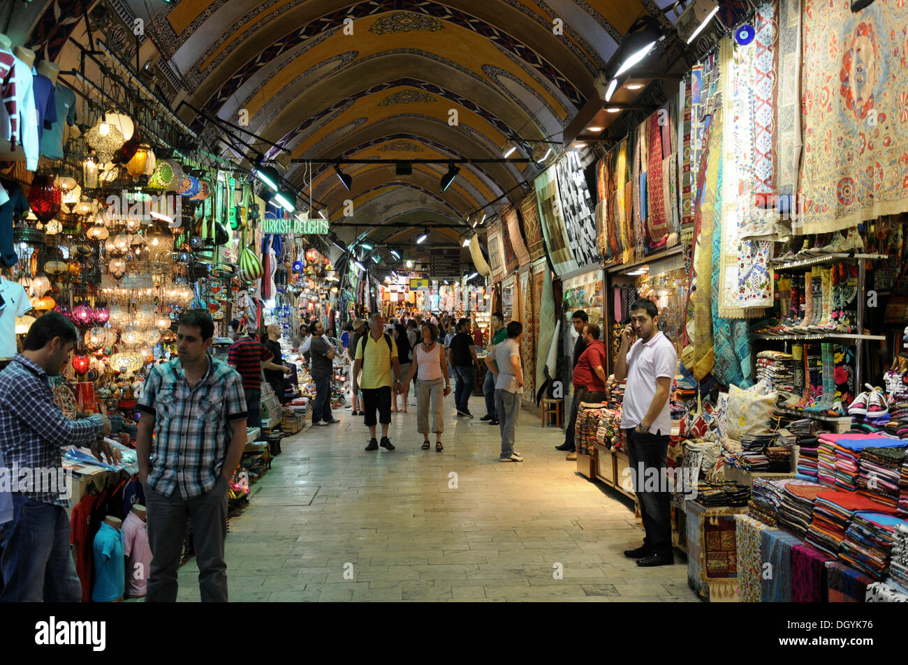 Vue de l'intérieur, la partie couverte du grand bazar, Kapali Carsi, vieille ville, Istanbul, Turquie, Europe Banque D'Images