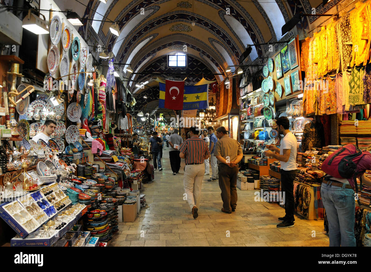 Vue de l'intérieur, la partie couverte du grand bazar, Kapali Carsi, vieille ville, Istanbul, Turquie, Europe Banque D'Images