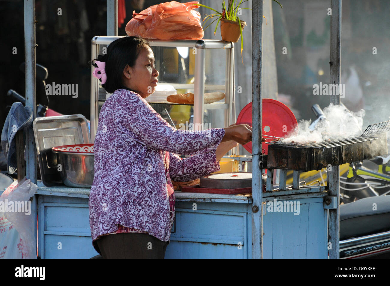 Femme, nourriture, cuisine mobile market, Siem Reap, Cambodge, en Asie du sud-est Banque D'Images