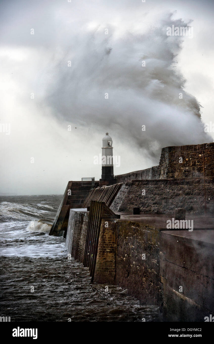 Porthcawl, dans le sud du Pays de Galles, Royaume-Uni. 27 Oct, 2013. Une énorme vague se brise sur la digue à Porthcawl, Nouvelle-Galles du Sud (27 Oct 2013)La tempête, appelé St Jude, a introduit le plus de vent, la météo à frapper le Royaume-Uni depuis 1987. © Adrian Sherratt/Alamy Live News Banque D'Images