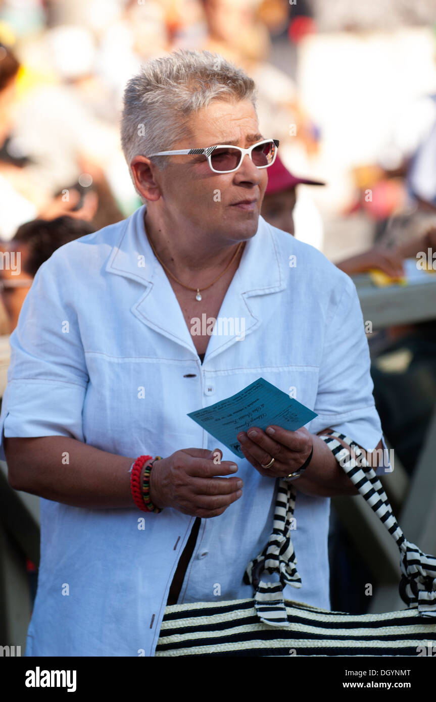 Pèlerins sur la Place Saint-Pierre dans l'audience du Pape François Banque D'Images