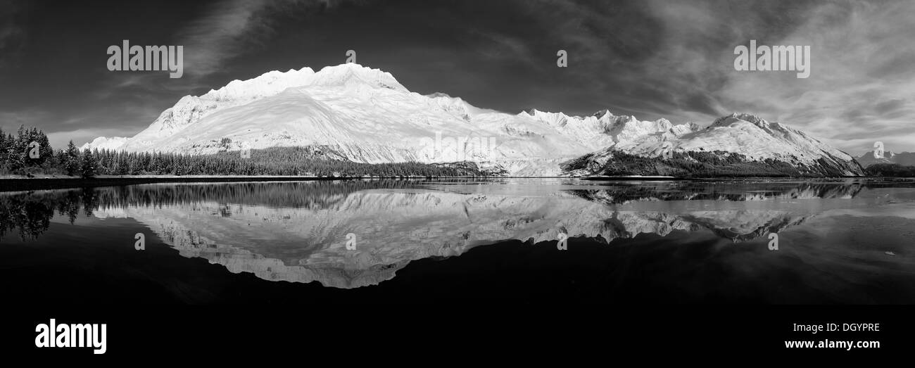 Au-dessus des montagnes Chugach Cove Serpentine, Prince William Sound, Alaska, United States Banque D'Images