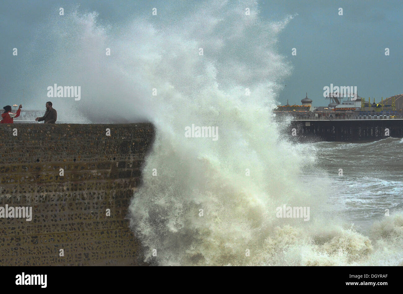 Les gens de mer sur le mur avec des vagues pendant une tempête, Brighton, Angleterre Banque D'Images