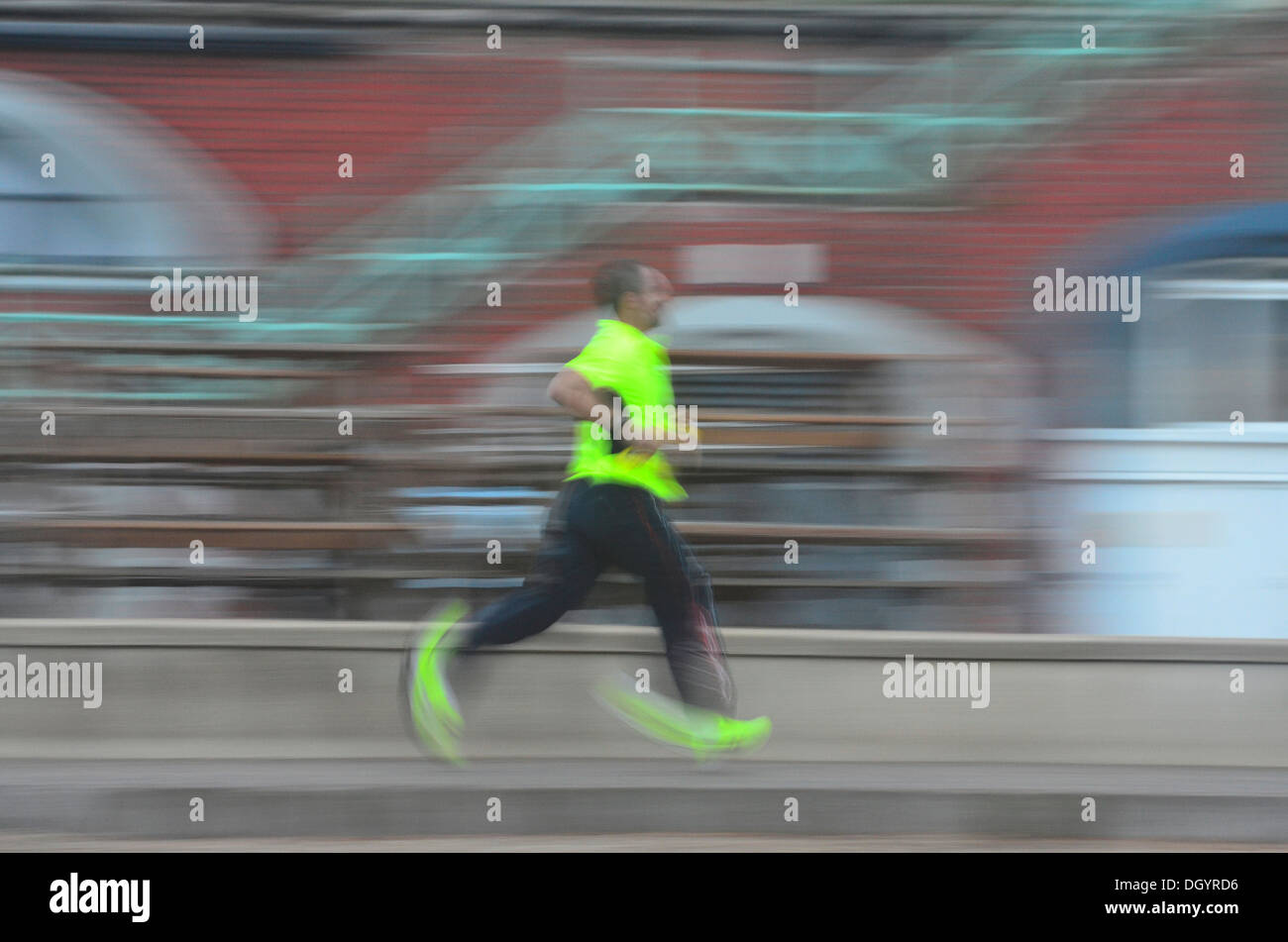 Homme qui court sur le front de mer de Brighton Banque D'Images