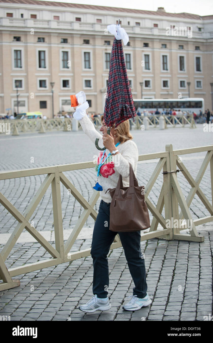 Pèlerins sur la Place Saint-Pierre dans l'audience du Pape François Banque D'Images