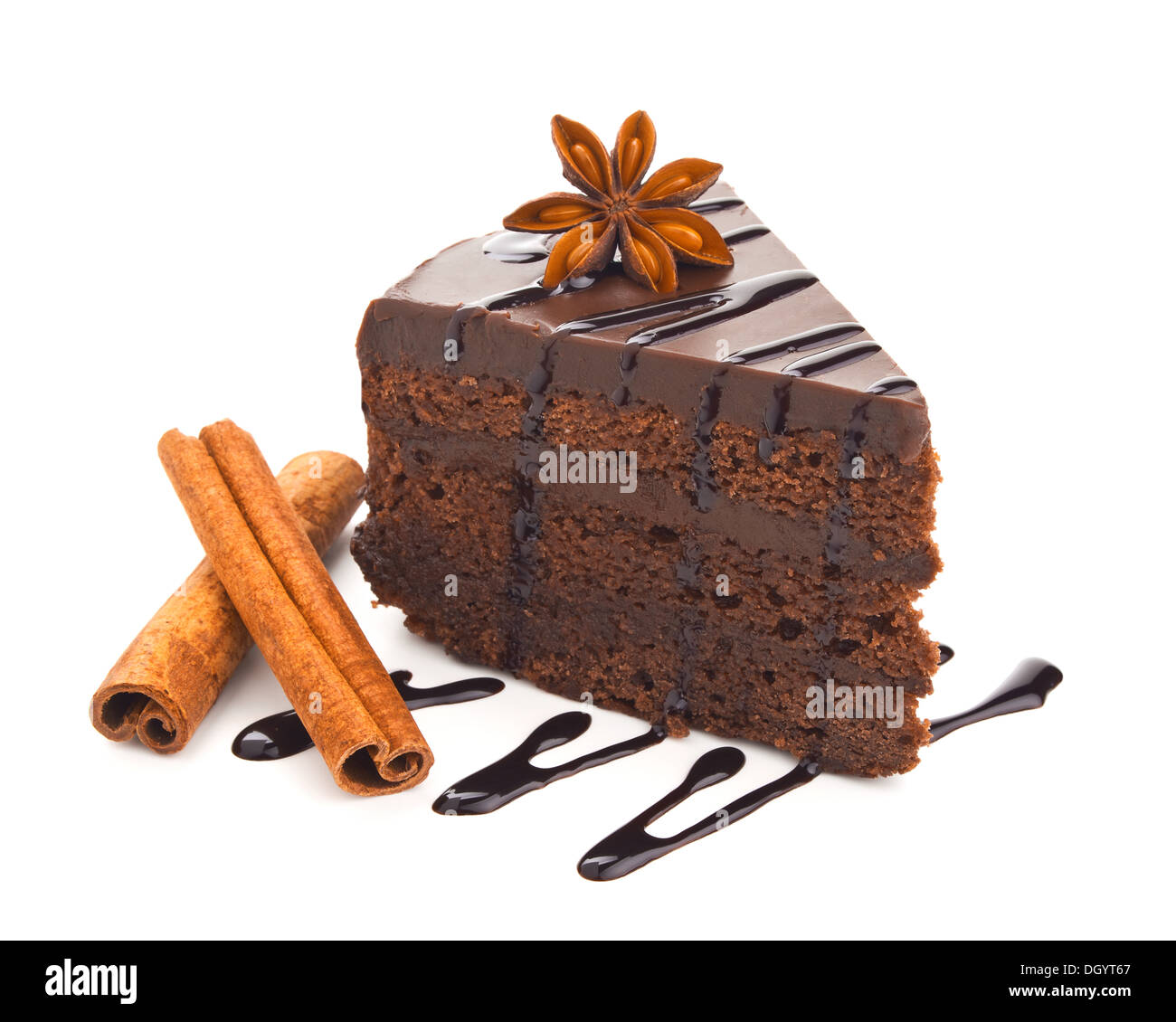 Gâteau au chocolat à la cannelle isolé sur fond blanc Banque D'Images