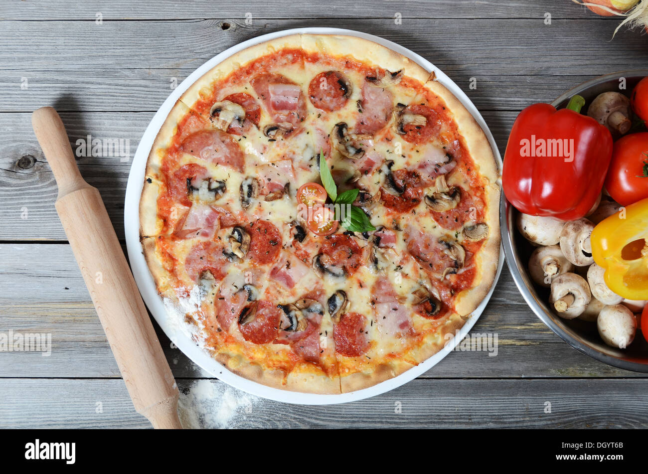 La pizza italienne avec un jambon et champignons Banque D'Images