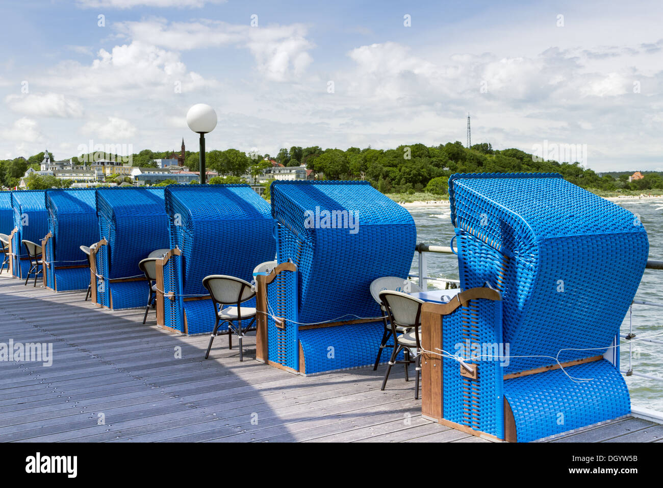 Chaises de plage sur la terrasse Banque D'Images