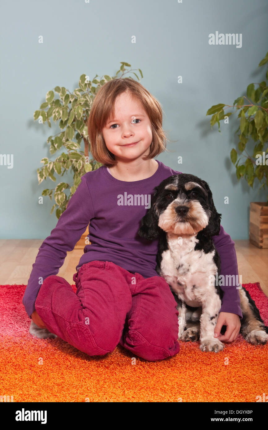 Fille, six ans, avec dog Banque D'Images