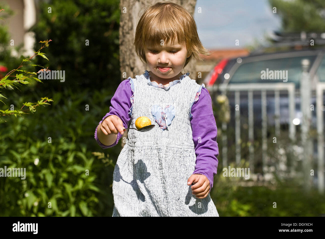 Fille, 4 ans, à l'egg-et-spoon race, des anniversaires Banque D'Images