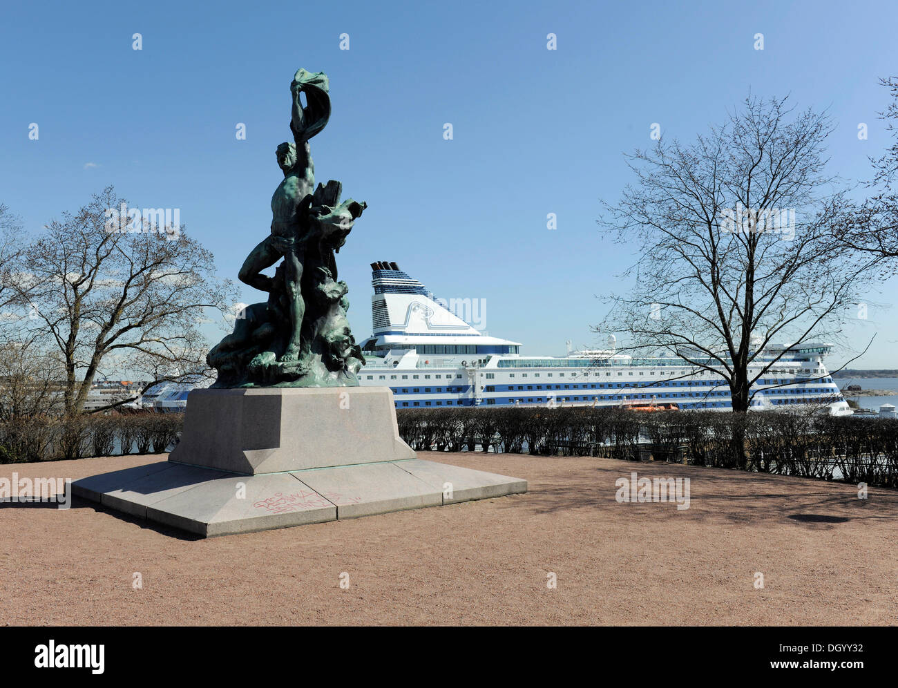 Sculpture à la MS Silja Serenade cruiseferry au dos, Helsinki, Finlande, Europe Banque D'Images