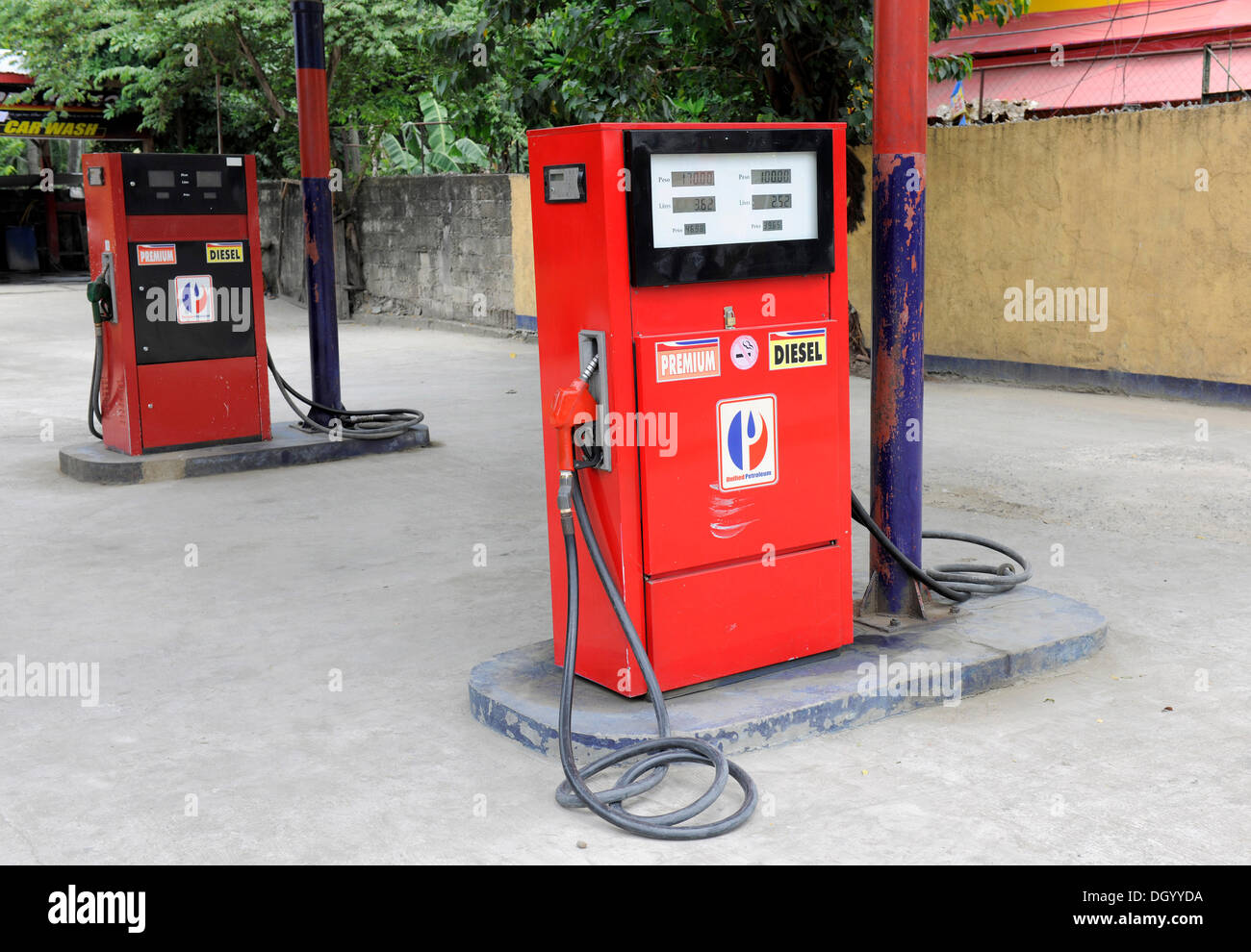 Pompes à essence rouge, Cebu, Philippines, Asie du Sud, Asie Banque D'Images