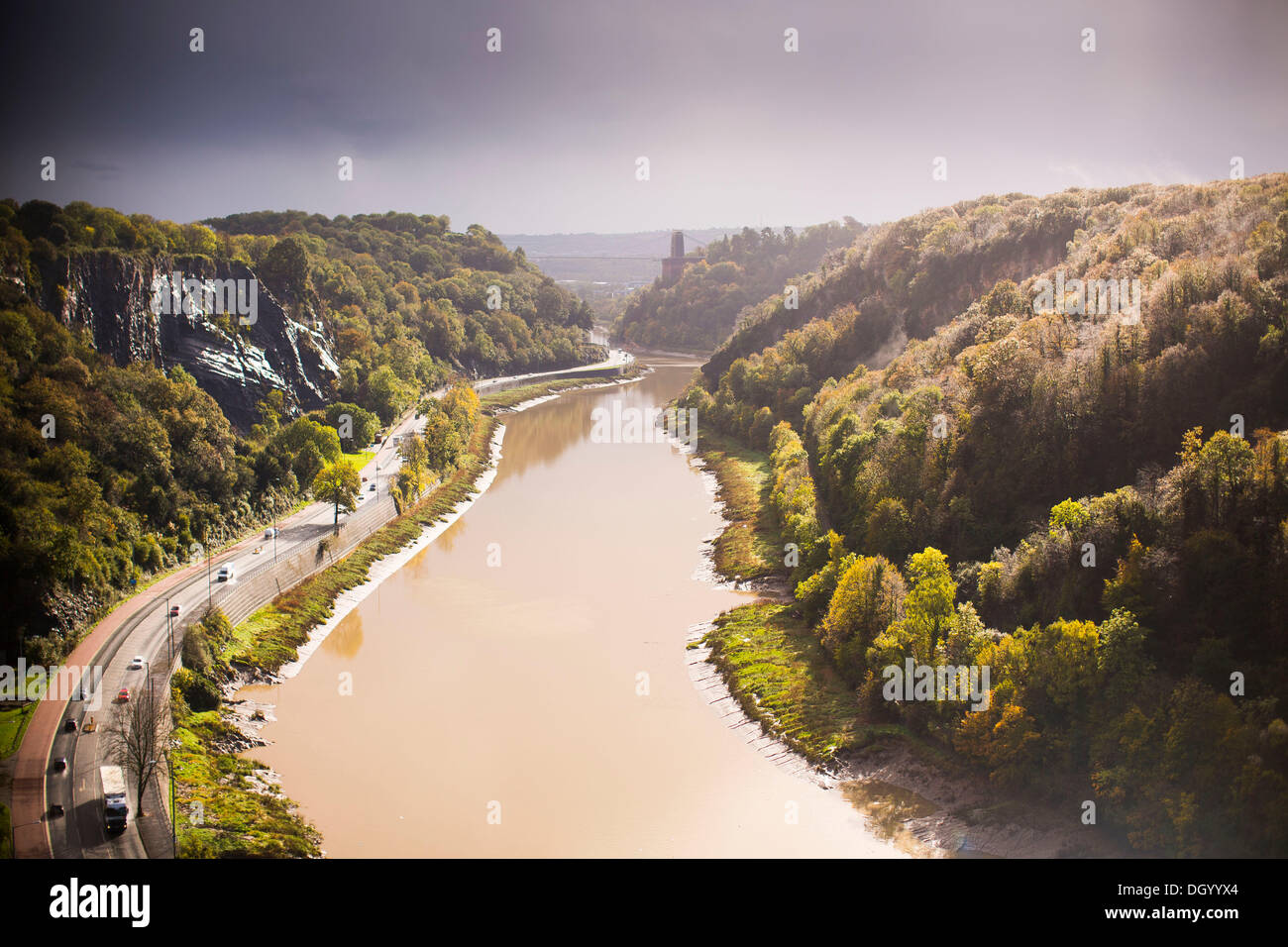 Bristol, Royaume-Uni 28e Octobre 2013. Une fracture dans les nuages s'allume à Bristol Avon Gorge après de fortes tempêtes de la nuit et ce matin. Des rafales à 99km/h ont été enregistrées au Royaume-Uni, la moitié sud du pays a été frappé par des nuages. La tempête, appelé St Jude, a introduit le plus de vent, la météo à frapper le Royaume-Uni depuis 1987. Crédit : Adam Gasson/Alamy Live News Banque D'Images