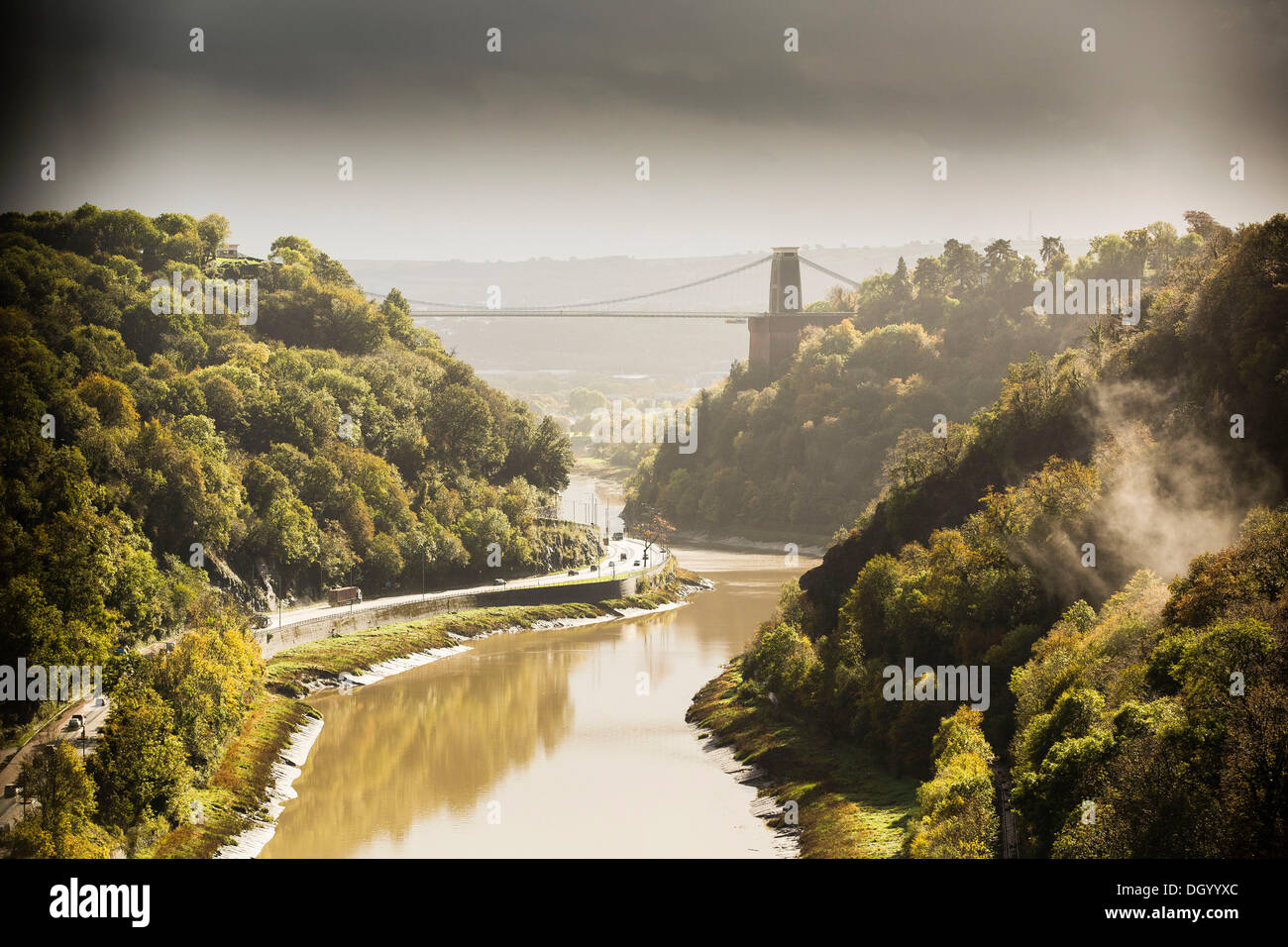 Bristol, Royaume-Uni 28e Octobre 2013. Une fracture dans les nuages s'allume à Bristol Avon Gorge après de fortes tempêtes de la nuit et ce matin. Des rafales à 99km/h ont été enregistrées au Royaume-Uni, la moitié sud du pays a été frappé par des nuages. La tempête, appelé St Jude, a introduit le plus de vent, la météo à frapper le Royaume-Uni depuis 1987. Crédit : Adam Gasson/Alamy Live News Banque D'Images