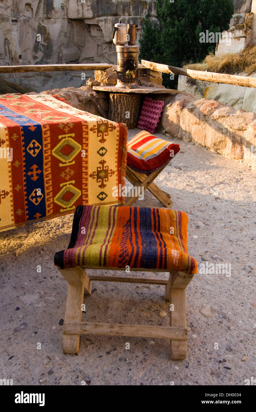 Chaises et turque cheminée pour le thé bouillant sur un balcon, d''Ortahisar, Cappadoce, Anatolie, Turquie, Asie Banque D'Images