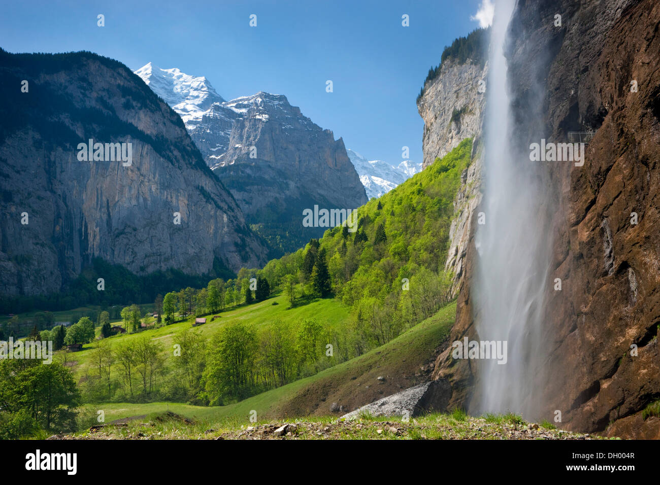 Staubbach Falls près de Lauterbrunnen avec une vue vers les Alpes Bernoises, Oberland Bernois, Suisse, Europe Banque D'Images