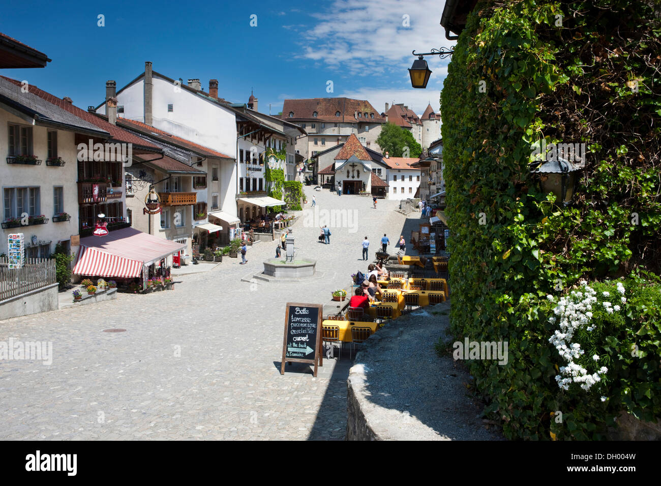 Rue principale dans le village médiéval de Gruyères, Fribourg, Suisse, Europe Banque D'Images
