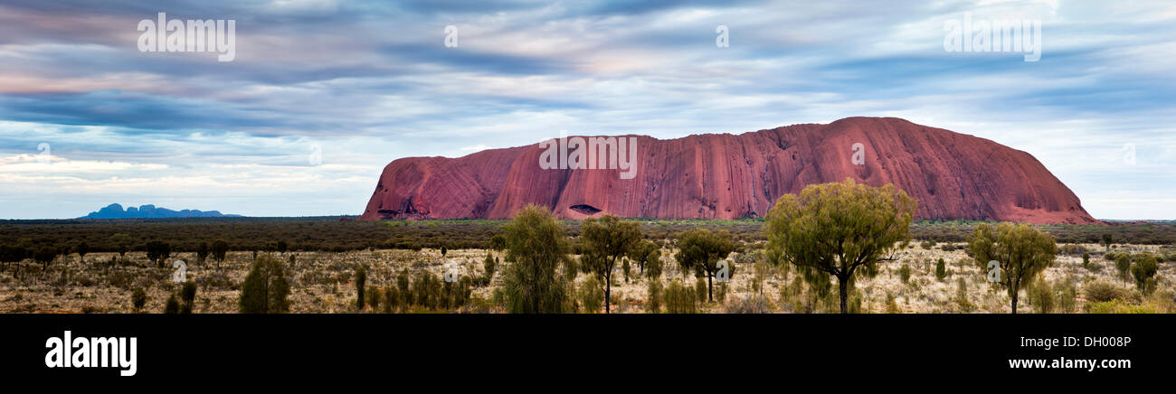 L'Uluru ou Ayers Rock avec les Olgas ou Katja Tjuta sur l'horizon, le Parc National d'Uluru-Kata Tjuta, Territoire du Nord, Australie Banque D'Images