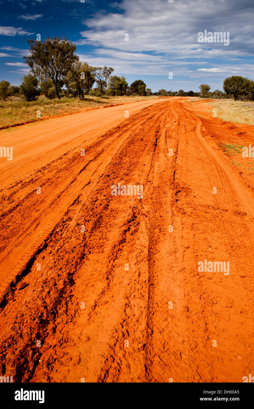 Red Road après la pluie dans l'outback, Territoire du Nord, Australie Banque D'Images