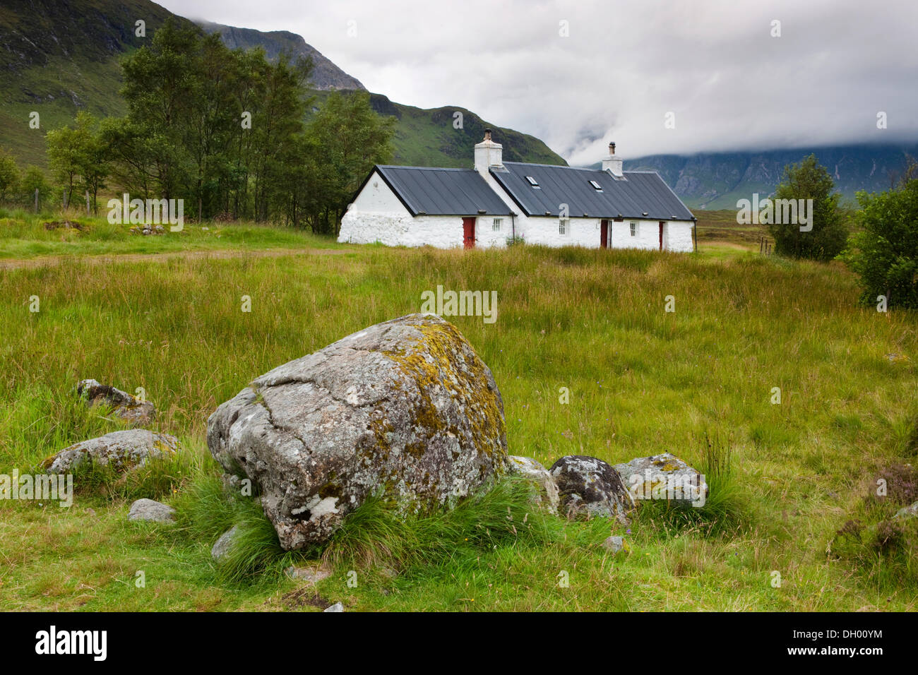 Black Rock Cottage dans les Highlands écossais, Glen Coe, Ecosse, Royaume-Uni Banque D'Images