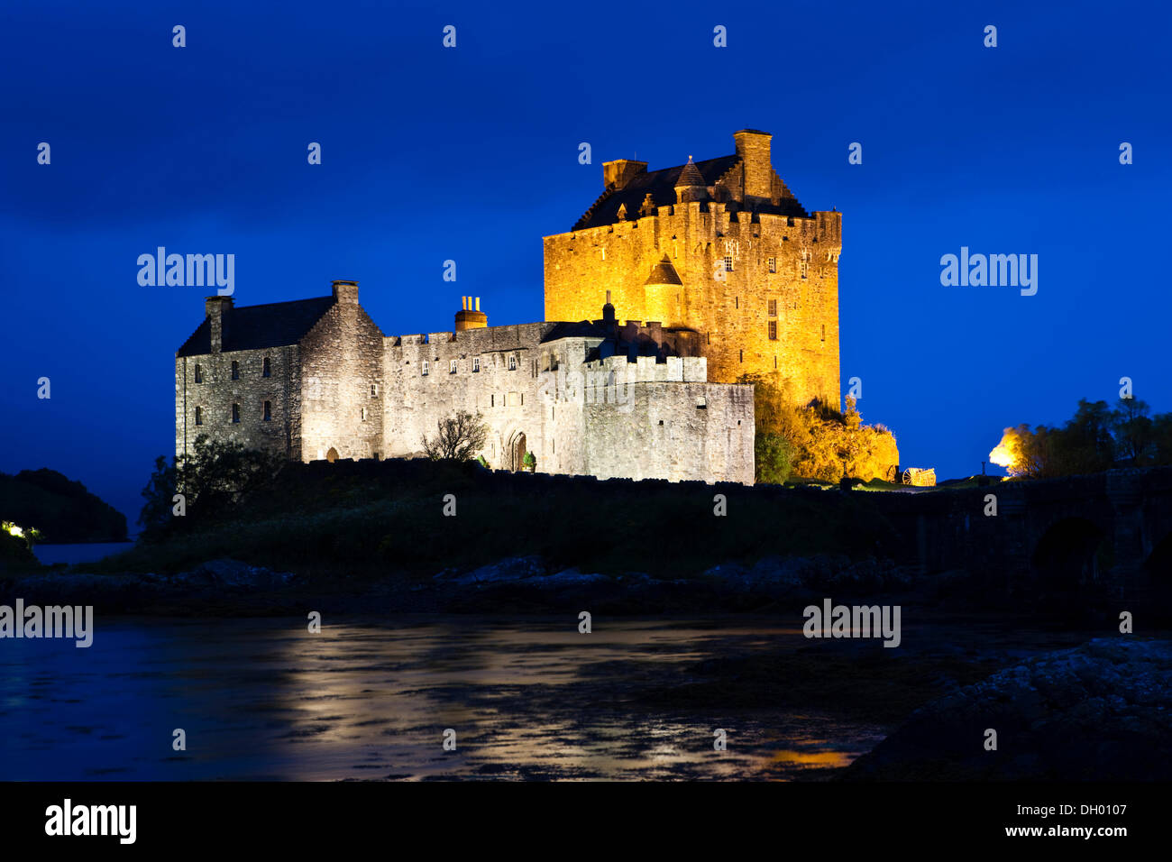 Le Château d'Eilean Donan allumé au crépuscule, Loch Alsh, Ecosse, Royaume-Uni Banque D'Images
