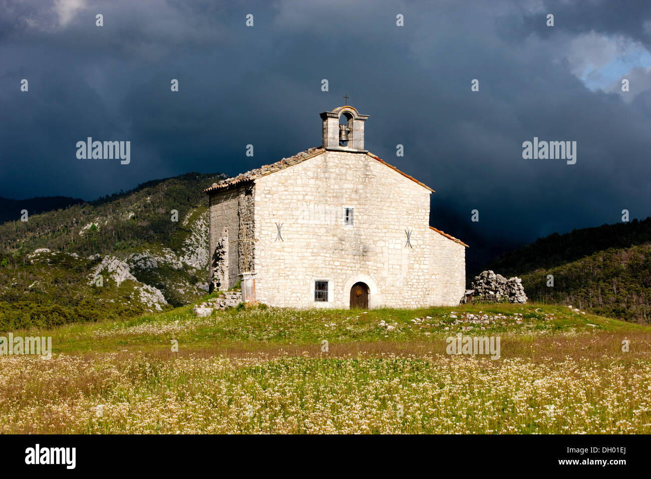 L'humeur orageuse, chapelle en Provence, Alpes de Haute Provence, France Banque D'Images