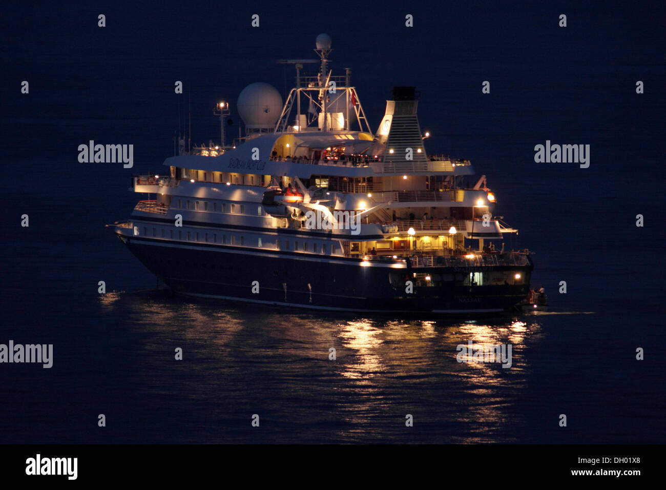 Bateau de croisière Sea Dream II du SeaDream Yacht Club de nuit au large de Monaco, Principauté de Monaco, la Côte d'Azur, de l'Europe Banque D'Images