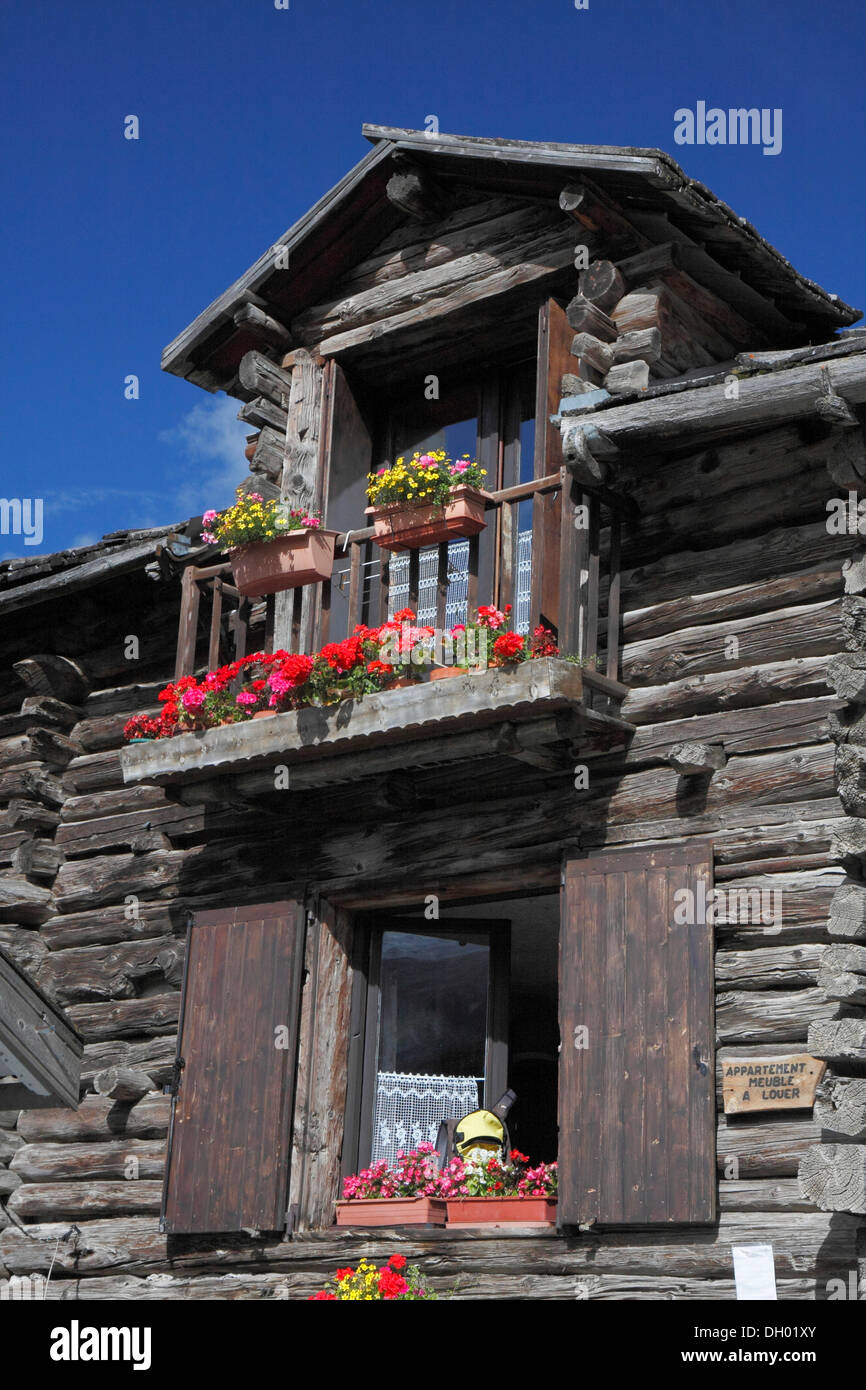 Vieille maison de bois avec balcon, chalet, Saint Véran, plus haut village d'Europe, 2040 mètres, le Parc National du Queyras, Département Banque D'Images