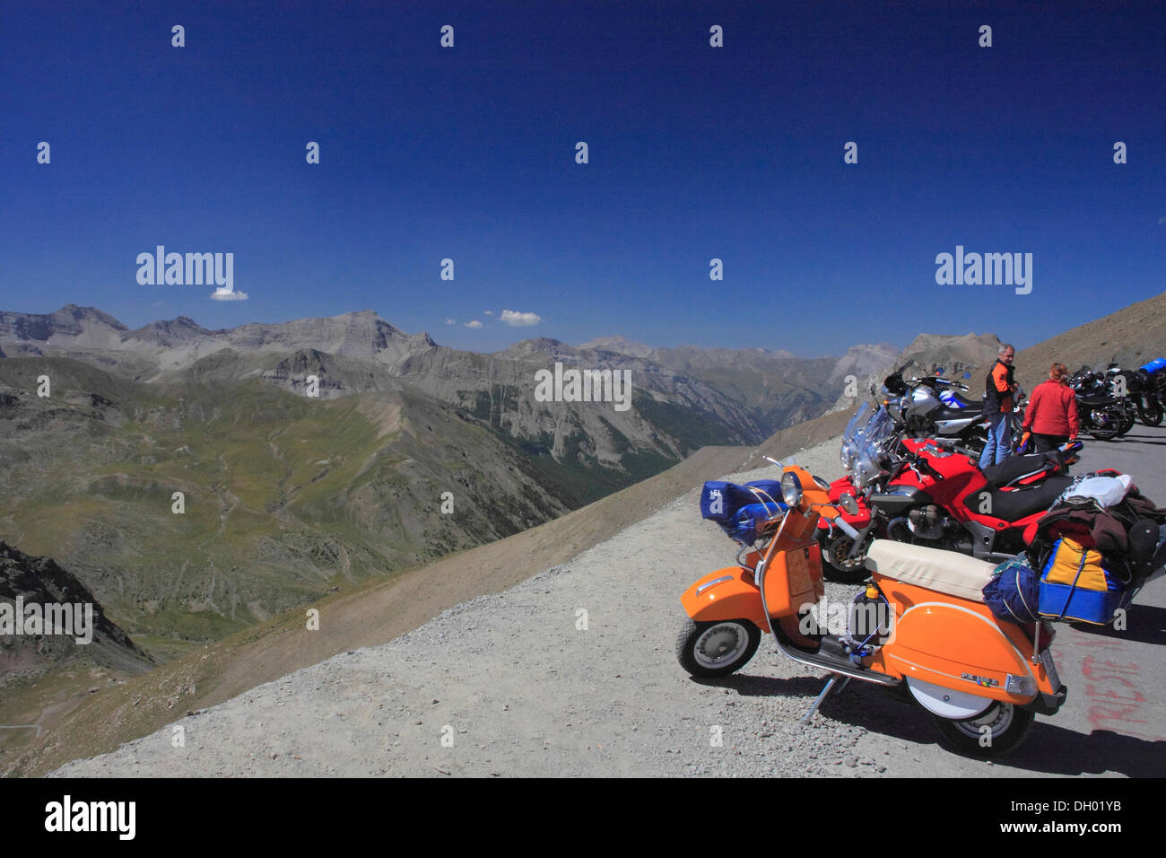 Scooter Sur Le Col De La Bonette Col De Montagne Plus Haute